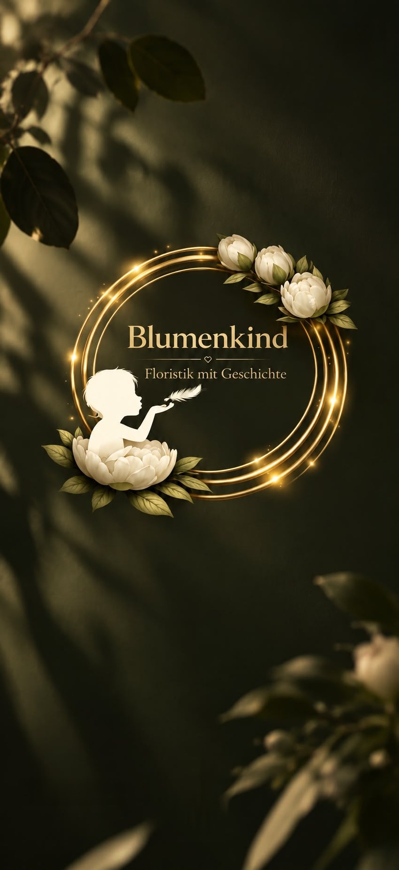 Logo von Blumenkind, Floristik mit Geschichte: goldener Ring mit weißen Pfingstrosen und einem Kind, das eine Feder pustet, an einer dunklen Wand mit Blattschatten