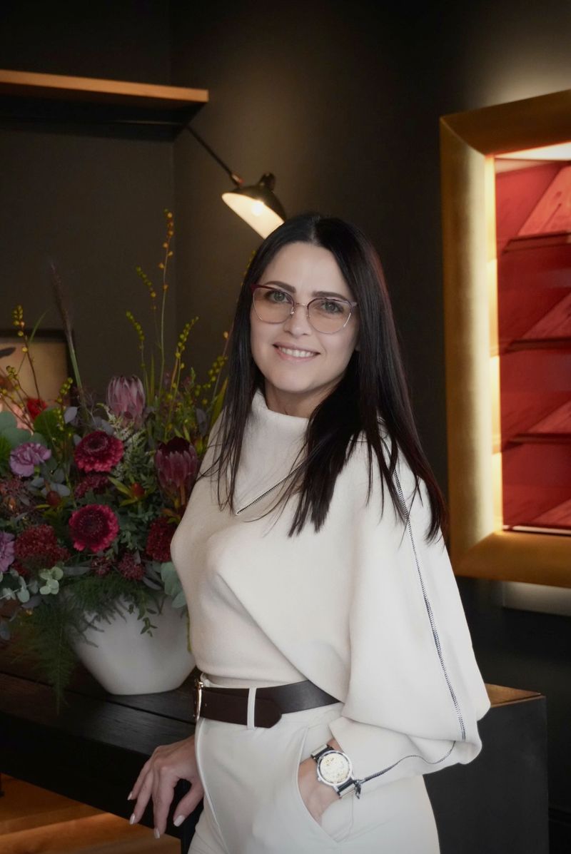 Natalia, gelernte Floristin bei Blumenkind, lehnt lächelnd an der Theke